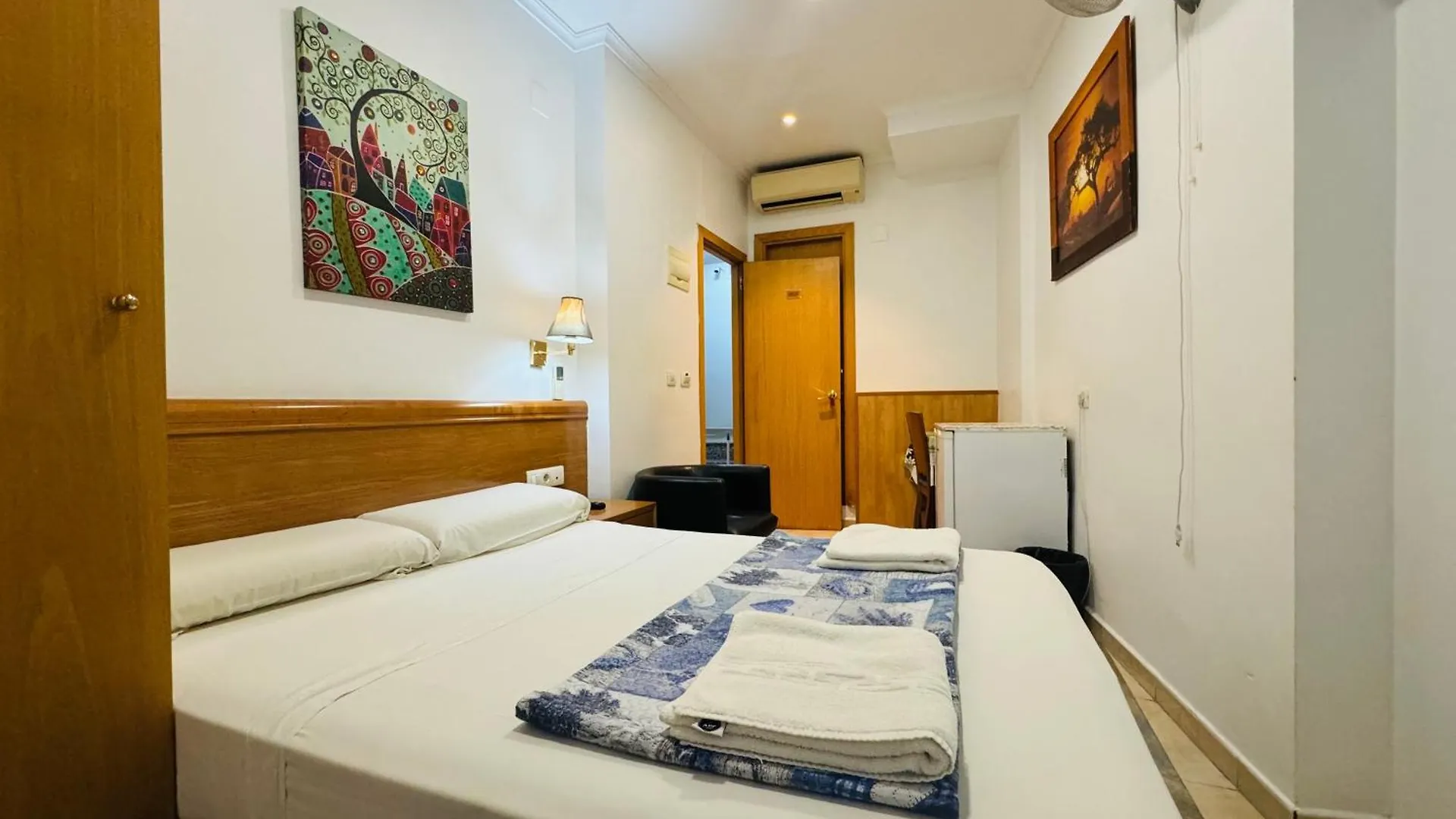 ** Guest house Hostal Mont Thabor Barcelona Spain
